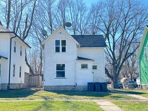 Building Photo - *LEASE SPECIAL* Spacious 3+ bedroom house $795