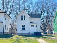 Building Photo - Spacious 3+ bedroom house $895