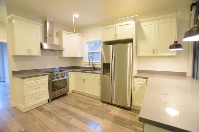 Building Photo - Stylish Oakland Retreat – 3BR, 2BA + Huge ...
