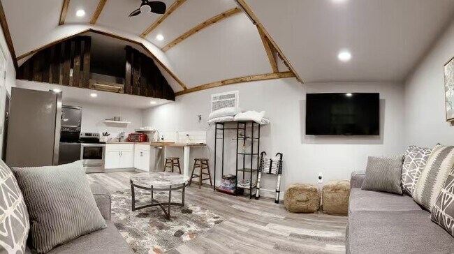 Building Photo - 38 Martha Ln