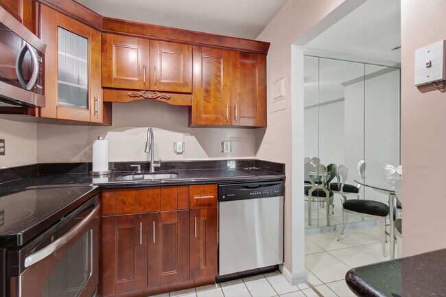 Building Photo - 170 Cypress Club Dr