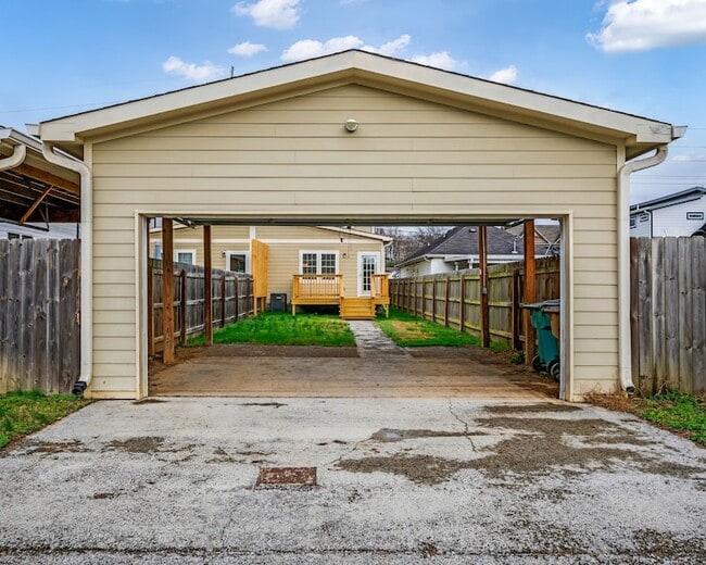 Building Photo - 1911 9th Ave N