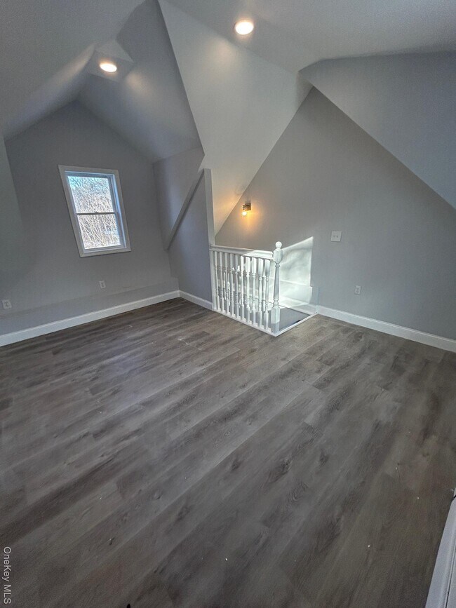 Building Photo - 165 S Cross Rd