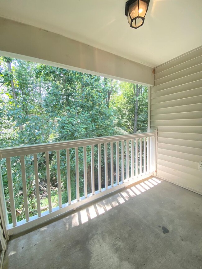 Building Photo - 2 bedroom / 2 bathroom - 3rd floor condo e...