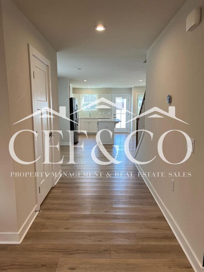 Building Photo - Spacious Townhome available in Spartanburg's East Side