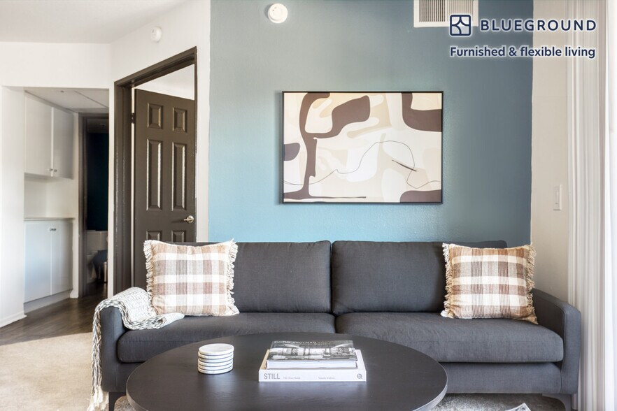 Building Photo - 10989 Bluffside Dr