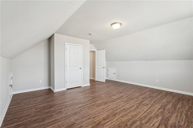 Building Photo - 516 College Dr