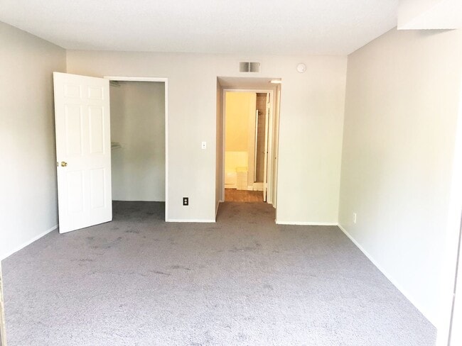 Building Photo - 2 bedroom 2 bathrooms Available NOW