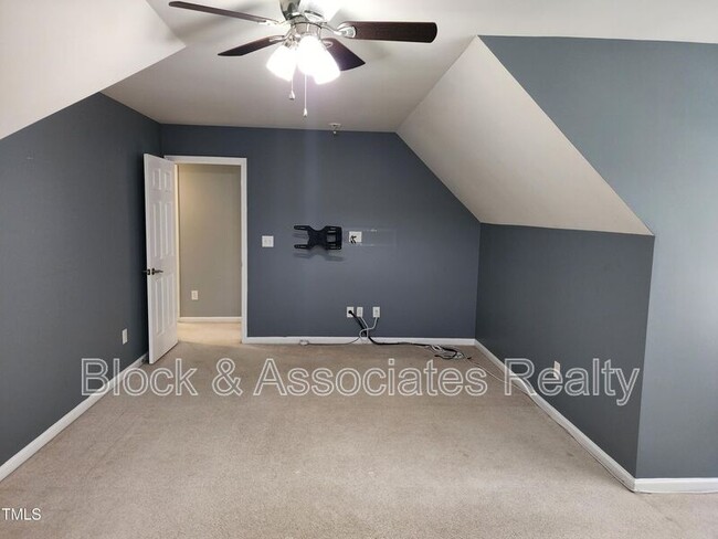Building Photo - 608 Oxboro Cir