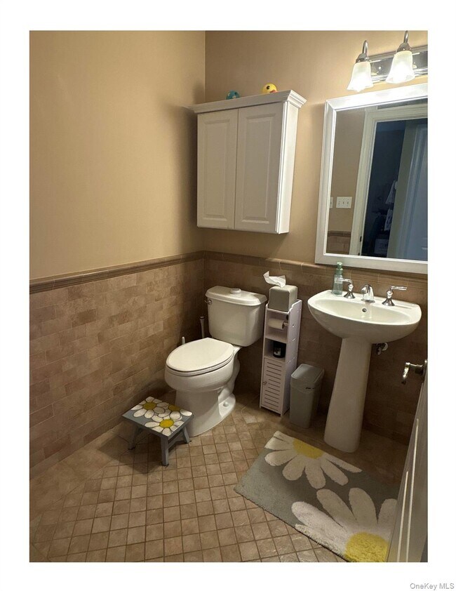 Building Photo - 12 Della Dr