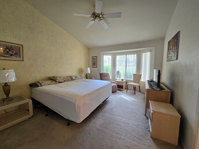 Building Photo - Fully Furnished single story 2 bed 2 bath ...