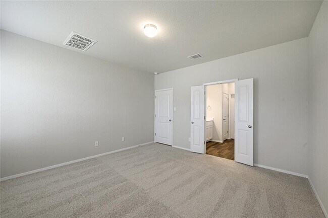 Building Photo - 215 Desperado Dr