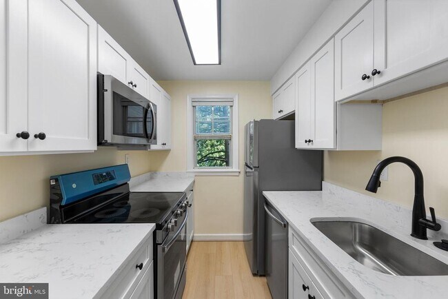 Building Photo - 820 S Arlington Mill Dr