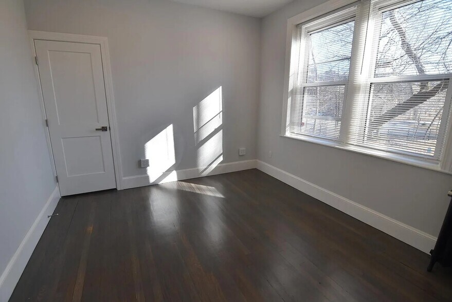 Building Photo - 191 Park Dr