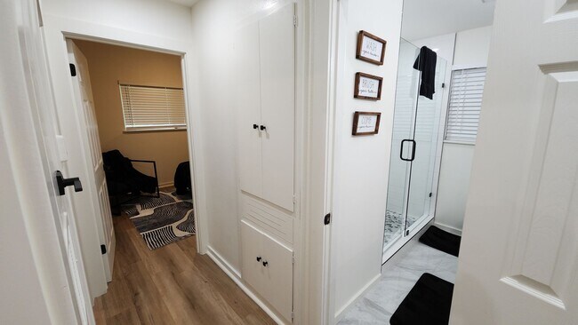 Building Photo - Fully updated 6 bed house!!! 1911 David!