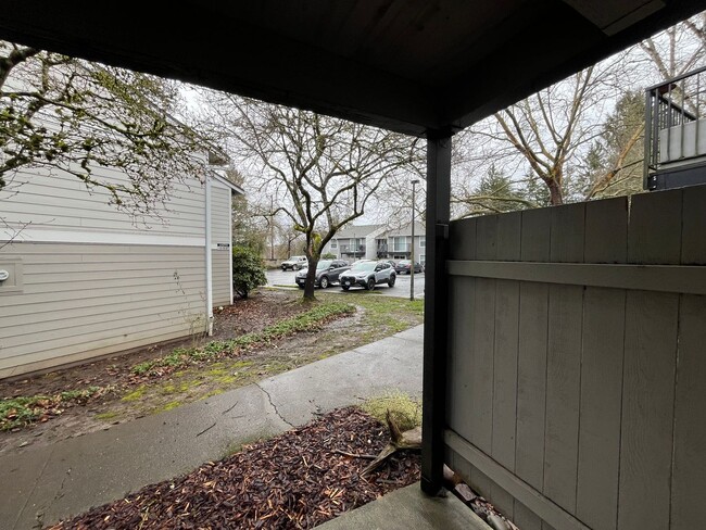 Building Photo - Updated 1st floor 1 X 1 Beaverton Condo! C...