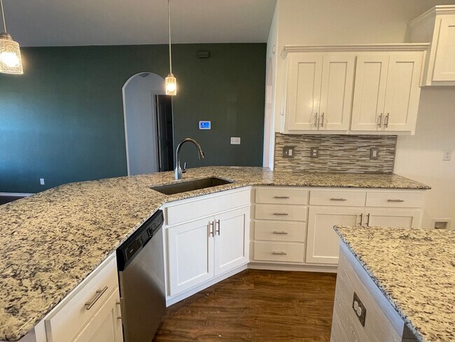 Building Photo - Spectacular 4 bedroom, 2 bath home in Owasso