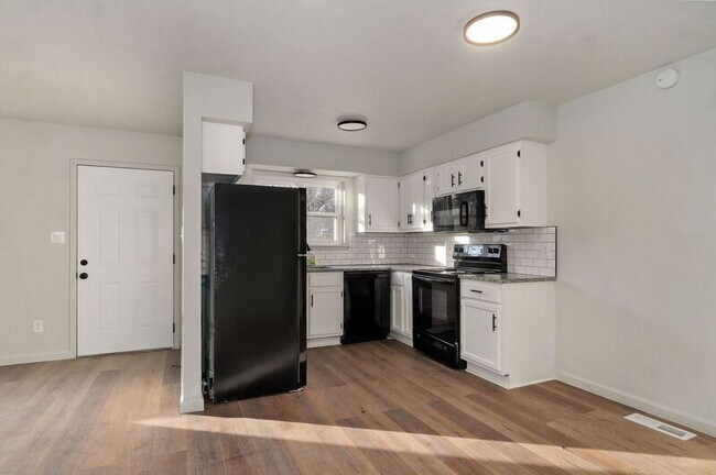 Building Photo - 2941 W Pacific St