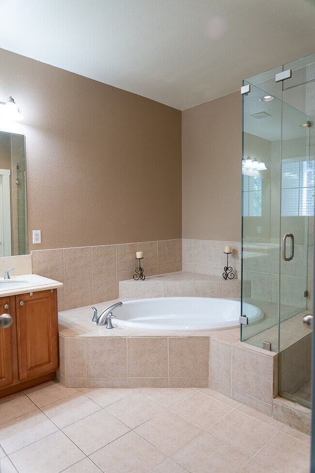 Building Photo - 1204 Lake Pointe Way