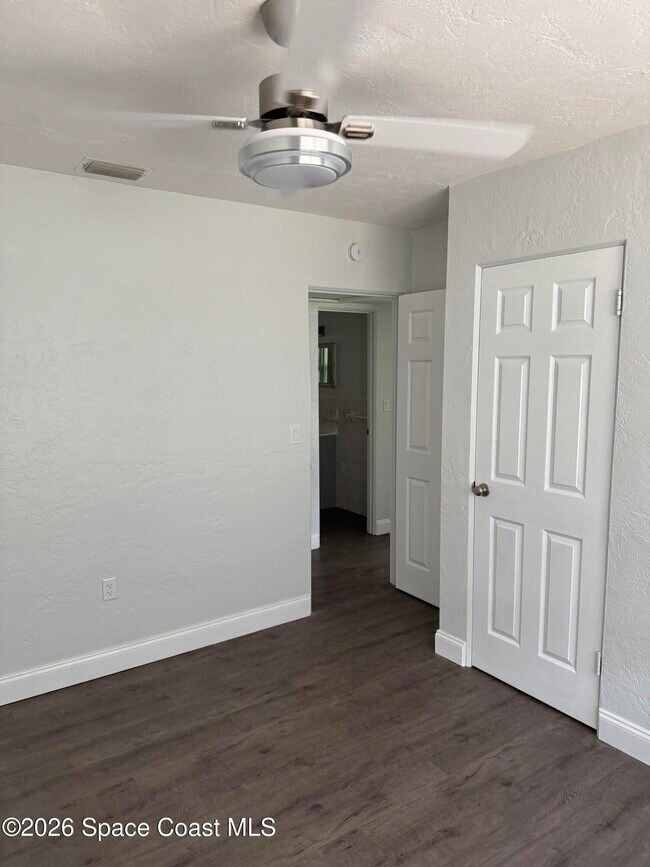 Building Photo - 204 W Alma Dr