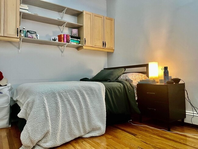 bedroom 2 (currently unfurnished) - 556 1st St