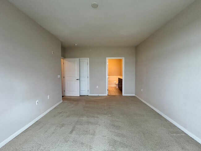Building Photo - Top floor 2bd 2 bath condo conveniently located in Broomfield!