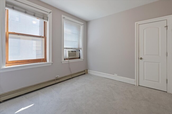 Building Photo - 630 W Waveland Ave