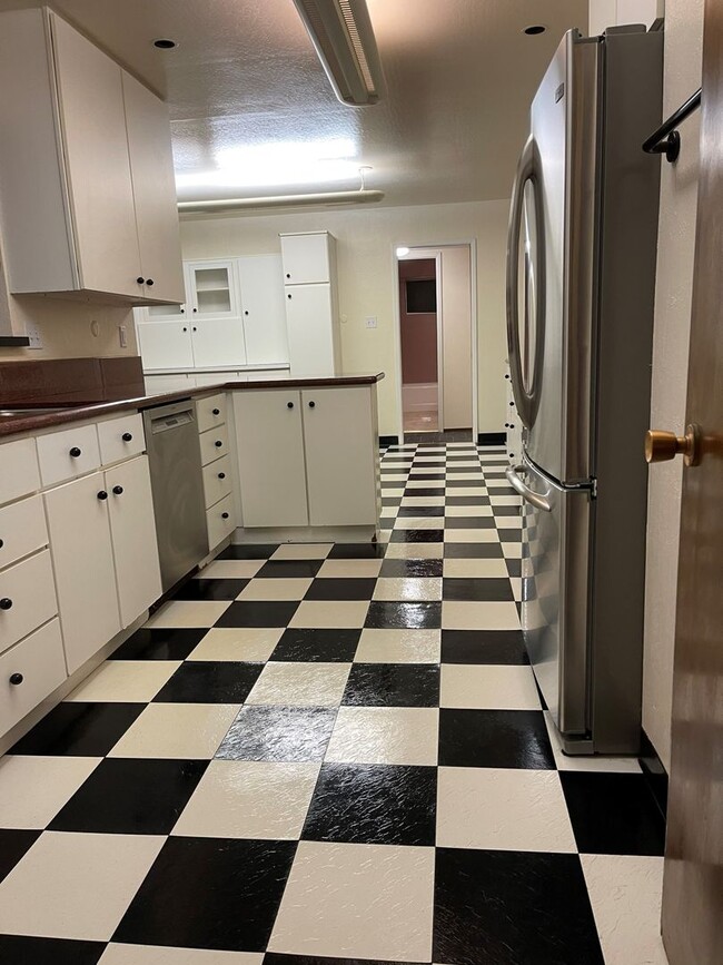 Building Photo - 8311 Buckingham Dr