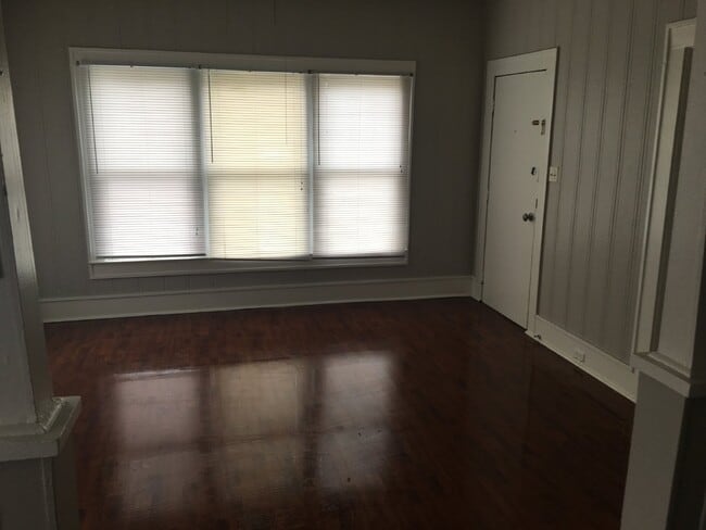 Building Photo - Charming 2 Bed, 1 Bath Home with Spacious ...
