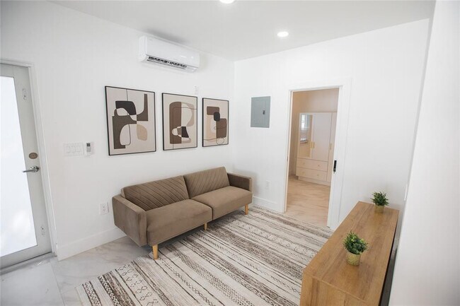 Building Photo - 1112 NE 17th Terrace