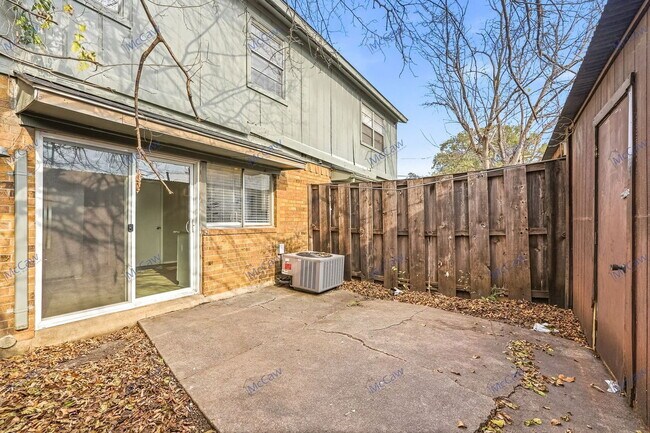 Building Photo - 304 Candlewood Ln