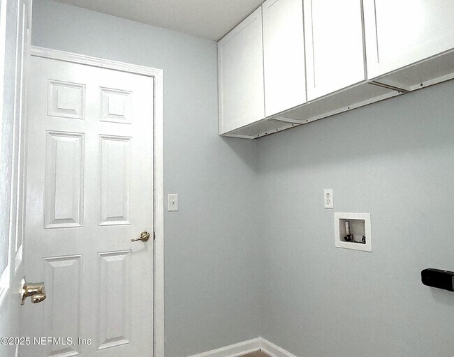 Building Photo - 12196 Nettlecreek Dr
