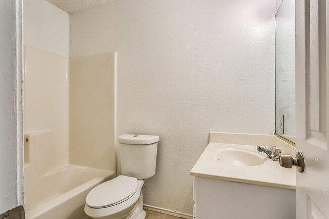 Building Photo - Cute 3 Bedroom 2 Bath 2 Car Garage One Sid...
