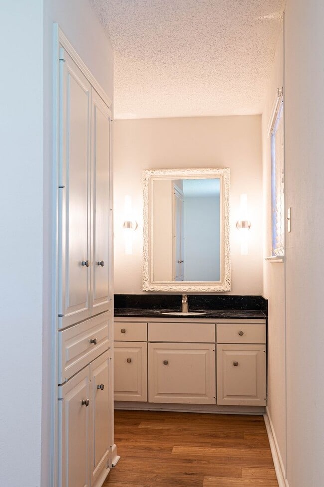 Building Photo - 6508-6510 Alford