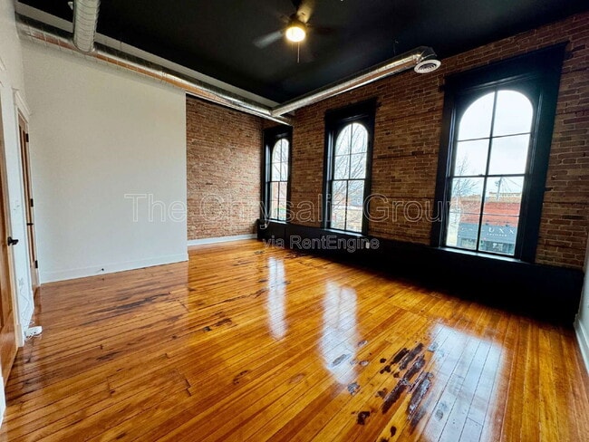 Building Photo - 209 W Main St