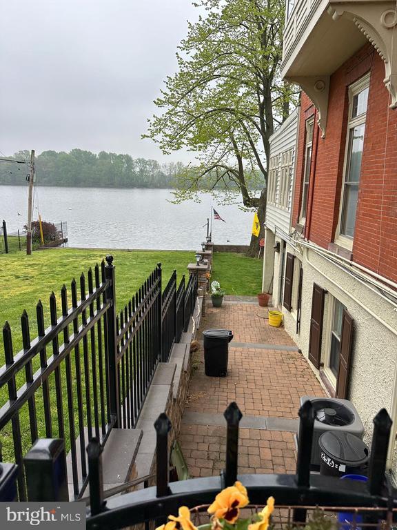 Building Photo - 256 Radcliffe St