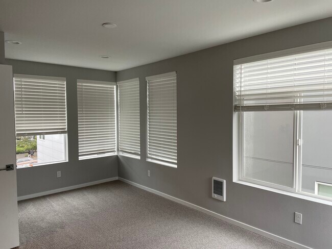 Building Photo - 820 25th Ave S