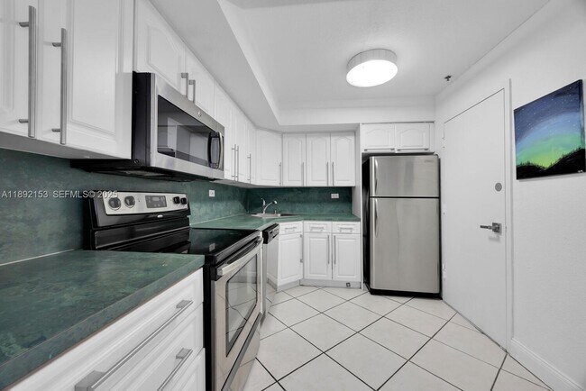 Building Photo - 6039 Collins Ave