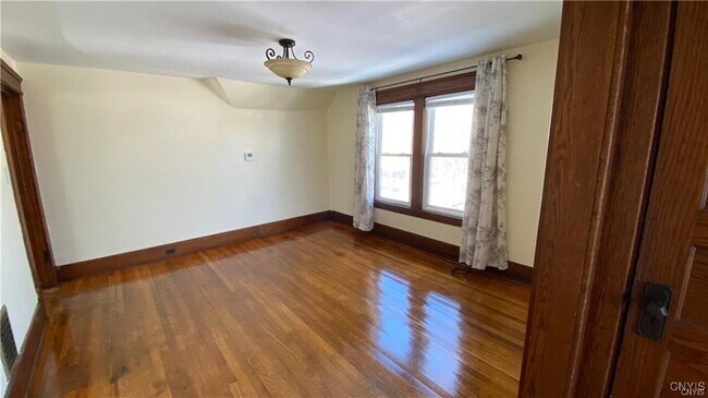 Building Photo - 400 Roberts Ave