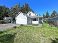 Building Photo - Maintained 3-bedroom home featuring sunroo...