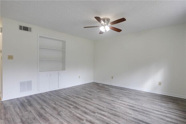 Building Photo - 304 Lexington Dr