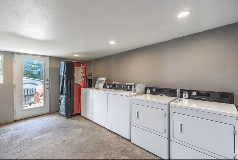 Building Photo - 301-311 W Leuda St