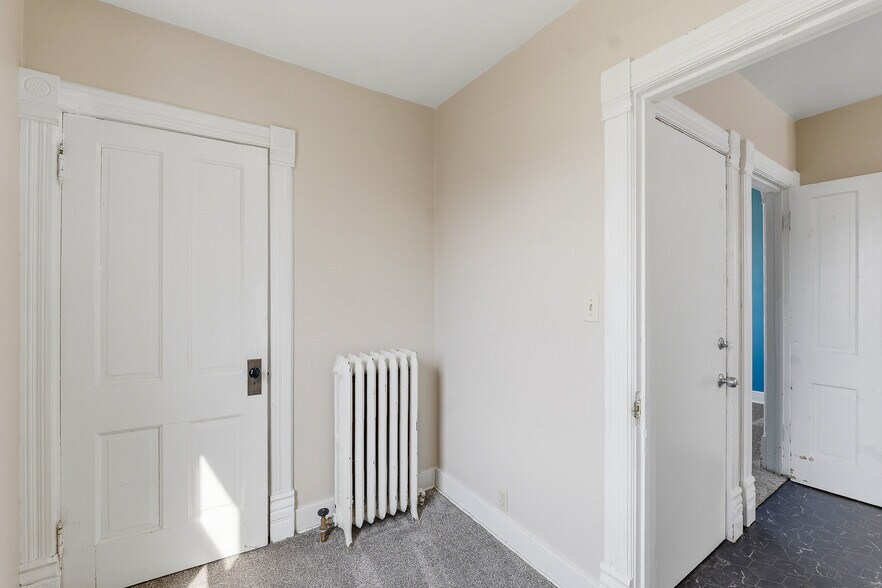 Building Photo - 418 S Spring St