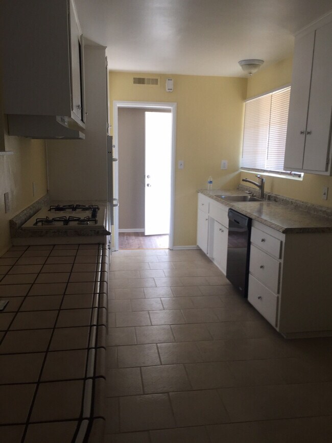 Building Photo - Huge 4/2 house located on a very desirable area. section 8 approved