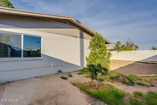 Building Photo - 4249 W Townley Ave