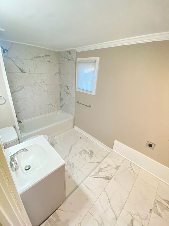 Building Photo - 2021 Fully Renovated 2bd/1ba House close t...