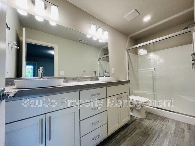 Building Photo - 6473 SE Genrosa St