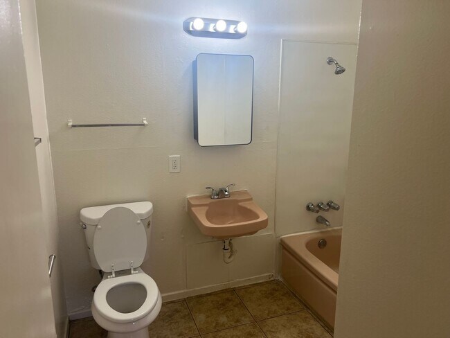 Building Photo - Available 1 Bedroom Condo In Central Las V...