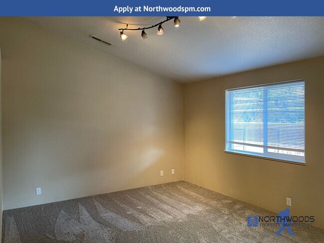 Building Photo - Beautiful 3 Bedroom 2 Bath Home