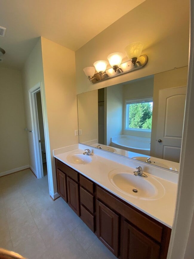 Building Photo - Spacious & Updated 3BR/3BA Home Near Shopping & Interstate Access!